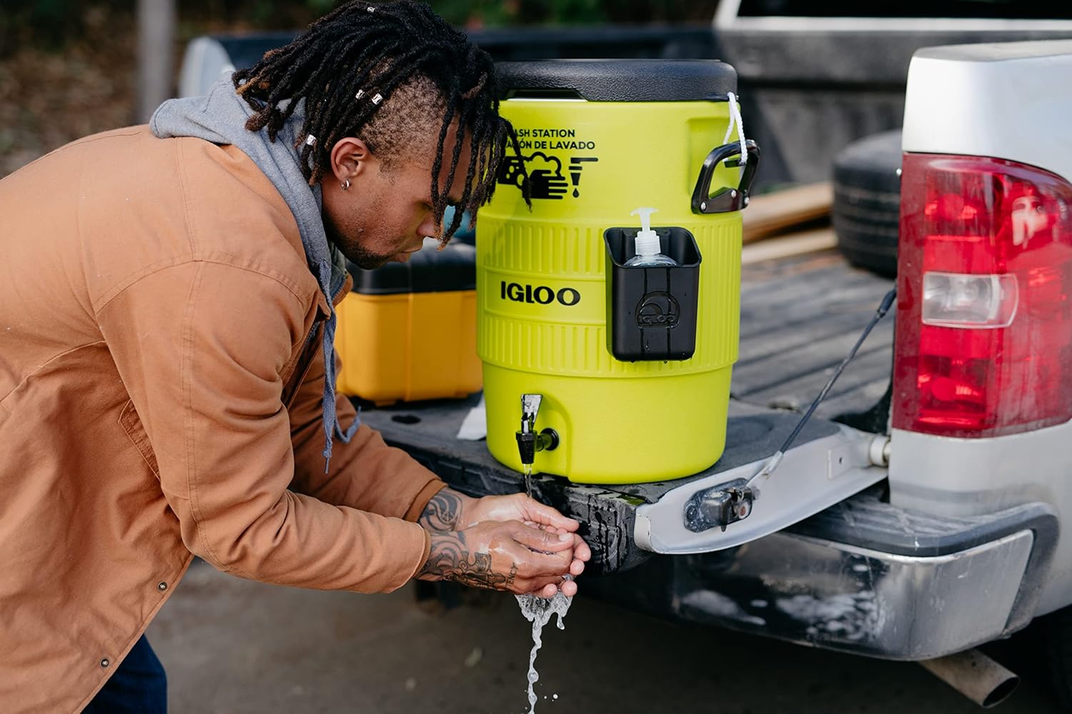 Igloo Sports Cooler Insulated Beverage Dispenser with Spout